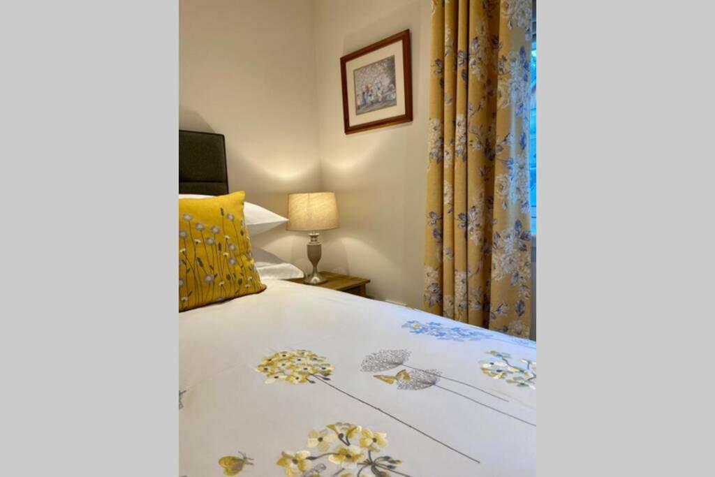 Beautiful 2 Bedroom, 2 Bathroom Flat With Parking. Питлохри Экстерьер фото