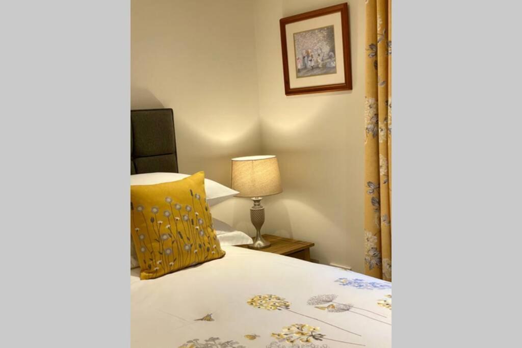 Beautiful 2 Bedroom, 2 Bathroom Flat With Parking. Питлохри Экстерьер фото